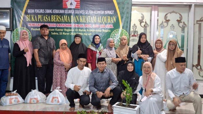 KKSS: Badan Pengurus Cabang (BPC) Kerukunan Keluarga Sulawesi Selatan (KKSS) Kecamatan Mapanget menggelar acara buka puasa bersama dan khataman Al-Qur'an pada Sabtu, 15 Maret 2025. Kegiatan ini berlangsung di Musholla Ar-Rayyan, Kantor Regional XI Badan Kepegawaian Negara (BKN), yang terletak di Jalan AA Maramis, Paniki Bawah, Kecamatan Mapanget, Kota Manado, Provinsi Sulawesi Utara.