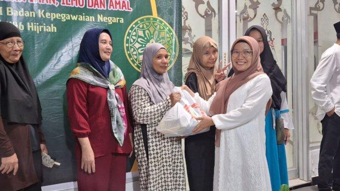 KKSS: Pemberian santunan kepada warga membutuhkan oleh Badan Pengurus Cabang (BPC) Kerukunan Keluarga Sulawesi Selatan (KKSS) Kecamatan Mapanget pada Sabtu, 15 Maret 2025. Kegiatan ini berlangsung di Musholla Ar-Rayyan, Kantor Regional XI Badan Kepegawaian Negara (BKN), yang terletak di Jalan AA Maramis, Paniki Bawah, Kecamatan Mapanget, Kota Manado, Provinsi Sulawesi Utara.