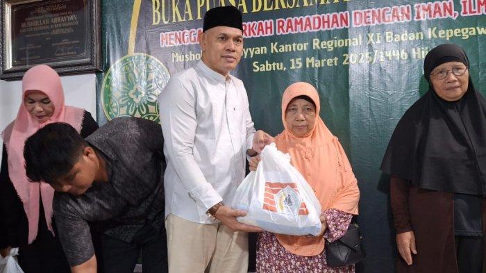 KKSS: Pemberian santunan kepada warga membutuhkan oleh Badan Pengurus Cabang (BPC) Kerukunan Keluarga Sulawesi Selatan (KKSS) Kecamatan Mapanget pada Sabtu, 15 Maret 2025. Kegiatan ini berlangsung di Musholla Ar-Rayyan, Kantor Regional XI Badan Kepegawaian Negara (BKN), yang terletak di Jalan AA Maramis, Paniki Bawah, Kecamatan Mapanget, Kota Manado, Provinsi Sulawesi Utara.