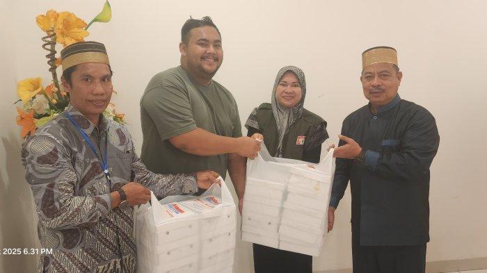 BANTUAN: Nur Amalia bersama Anak dari Yulius Komaling, Ketua KKSS Hi Ruslan Ganu dan Sekretaris KKSS Muh Taher saat penyerahan simbolis 1000 makanan kotak untuk disebarkan pada korban bencana banjir dan longsor Manado, Sabtu (22/3/2025).