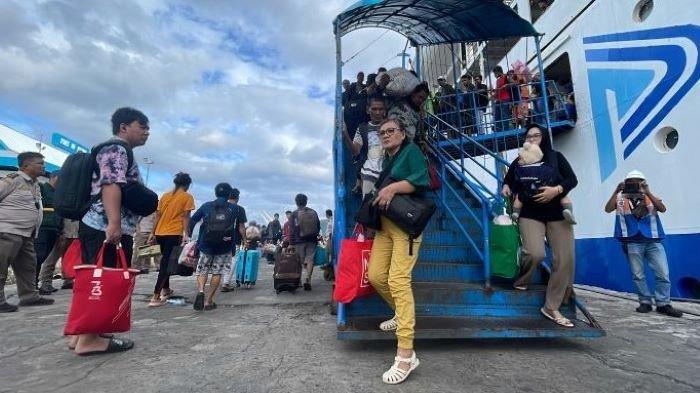 Suasana penumpang yang turun dari KM Tilongkabila di dermaga Pelabuhan Samudera Bitung beberapa hari yang lalu.