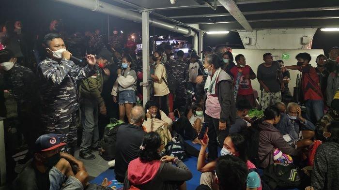 KRI Kakap-811 Lantamal VIII Sulawesi Utara melaksanakan evakuasi warga korban bencana alam erupsi Gunung Ruang di Tagulandang.