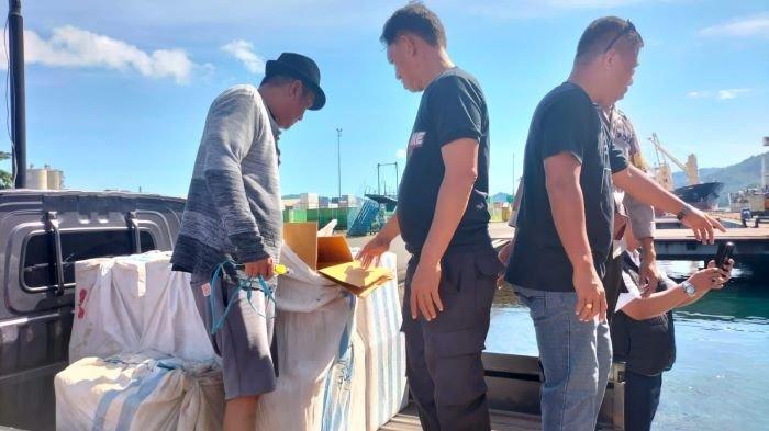 KSOP Kelas I Bitung, pemusnahan miras jenis cap tikus oleh personil gabungan di dermaga pelabuhan samudera Bitung.