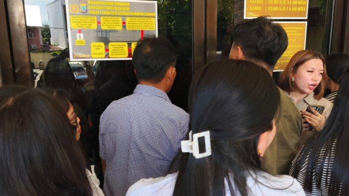 KUNJUNGAN - Puluhan jemaat kunjungi Ketua Sinode GMIM Pendeta Hein Arina di ruangan tahanan Polda Sulawesi Utara, Selasa (29/4/2025) siang.