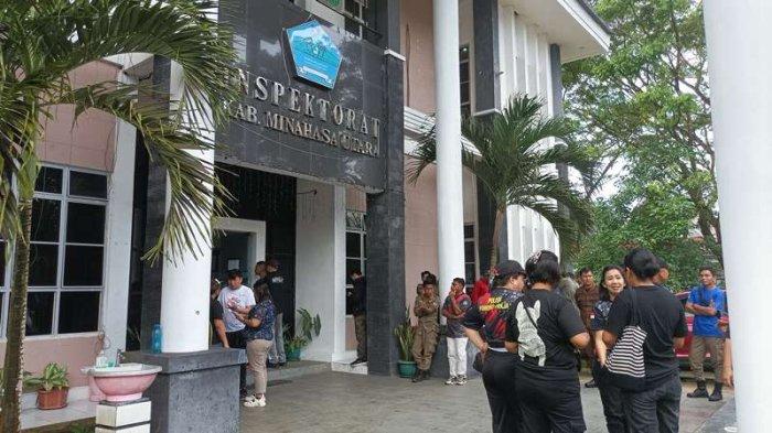 KUNJUNGAN: Ratusan anggota Satuan Polisi Pamong Praja (Satpol PP) Kabupaten Minahasa Utara (Minut), Sulawesi Utara, mengunjungi Kantor Inspektorat Kabupaten Minut pada Jumat (14/3/2025). Mereka nampak berkumpul di lobi kantor inspektorat, depan kiri dan kanan kantor, tangga dan ada yang sedang mengisi absen.