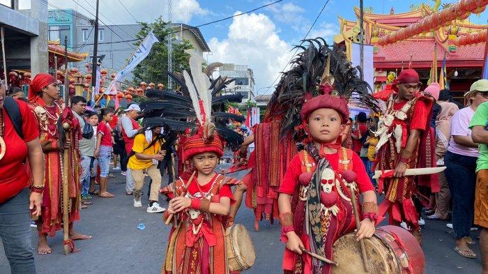 Kabasaran Cilik Meriahkan Perayaan Cap Go Meh di Manado, Sabtu (24/2/2024).