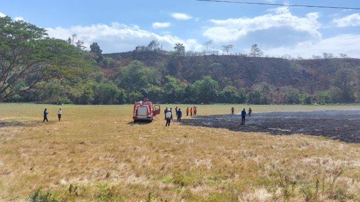 Kebakaran lahan di Desa Solog, Kecamatan Lolak, Kabupaten Bolaang Mongondow, Sulawesi Utara, Selasa (19/9/2023).