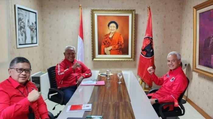 Kader PDIP sekaligus Gubernur Jawa Tengah Ganjar Pranowo saat berada di Kantor DPP PDIP. Ganjar disambut Sekjen PDIP Hasto Kristiyanto dan Ketua DPP PDIP Komarudin Watubun, Senin (24/10/2022).