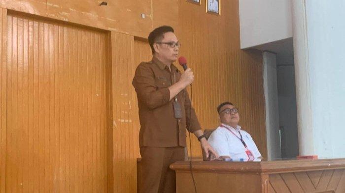PEMKOT TOMOHON - Kadis Kominfo Kota Tomohon Novi Politon mengucapkan terima kasih mewakili Pemkot kepada 294 Mahasiswa Unsrat yang telah merampungkan PBL di Tomohon. Novi Politon menyampaikan sambutan di hadapan ratusan mahasiswa Unsrat Manado dalam acara penarikan peserta Praktek Belajar Lapangan (PBL) di Aula Kantor Wali Kota Tomohon, Senin (23/6/2025).