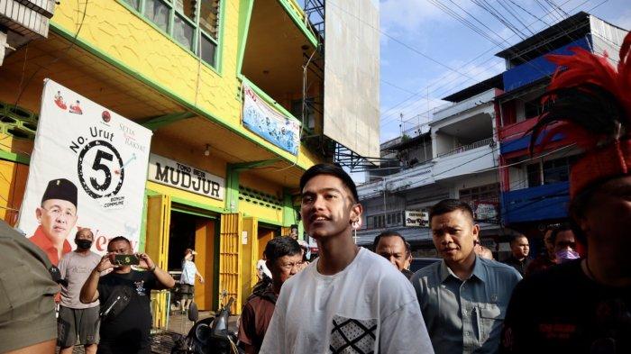 Kaesang Pangarep Mengunjungi Jalan Roda Manado pada Jumat (13/10/2023)