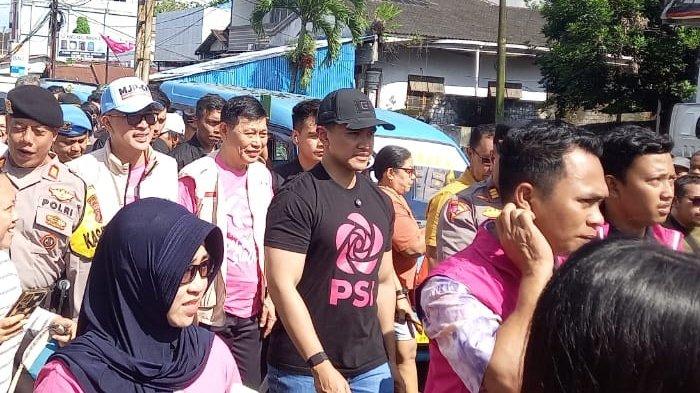Kaesang Pangarep (baju hitam pakai topi) saat mengunjungi Airmadidi, Minut, Sulawesi Utara, Selasa (5/11/2024).
