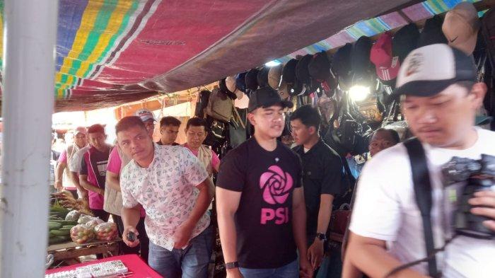 Kaesang Pangarep blusukan ke Pasar Airmadidi, Minahasa Utara (Minut) Provinsi Sulawesi Utara, Selasa (5/11/2024) pagi.