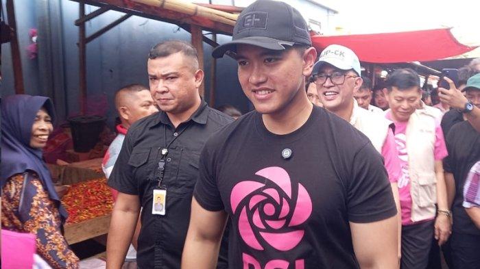 Kaesang Pangarep saat blusukan ke Pasar Airmadidi, Minahasa Utara (Minut) Provinsi Sulawesi Utara, Selasa (5/11/2024) pagi.