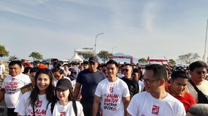 Kaesang Pangarep ikut kegiatan jalan santuy generasi optimis bersama kader PSI di kawasan Megamas Manado provinsi Sulawesi Utara, Sabtu (14/10/2023) pagi.