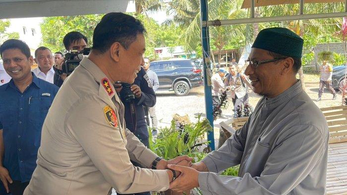 Kapolda Sulawesi Utara Irjen Pol Yudhiawan bertemu Habib Abdullah Bin Ali Bin Smith, Pimpinan Markas Majelis Dzikir Wa Ta'lim Al Haudh Bitung di Kelurahan Girian Permai Kecamatan Girian.