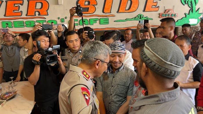 Kapolda Sulut Irjen Pol Setyo Budiyanto dan dua kelompok yang bentrok di Bitung berangkulan di kegiatan deklarasi damai