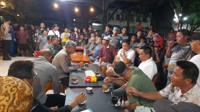Kapolda Sulut Irjen Pol Setyo Budiyanto ngopi bersama warga di rumah kopi seputaran kompleks pasar tua Bitung, Minggu (26/11/2023) malam