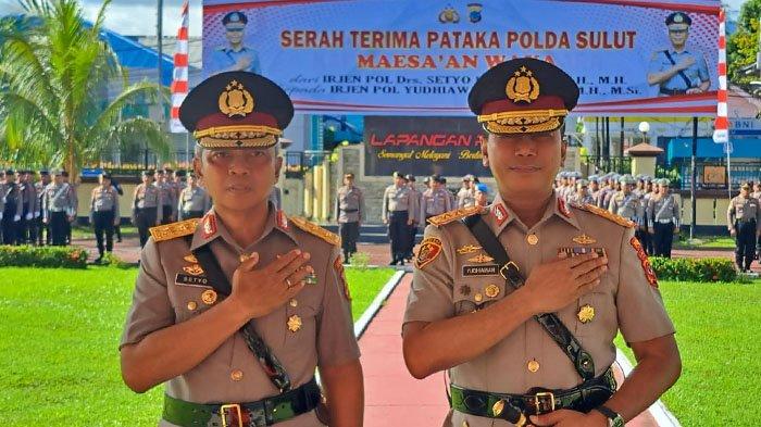 Kapolda Sulut Irjen Pol Yudhiawan (kanan) bersama Irjen Pol Setyo Budiyanto (kiri) Usai Pelaksanaan Kegiatan Serah Terima Pataka, Rabu 10 Januari 2024.