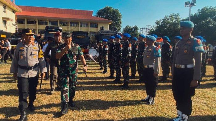 Kapolda Sulut dan Pangdam XIII/Merdeka saat mengecek personil yang terlibat dalam operasi mantap brata 2023-2024
