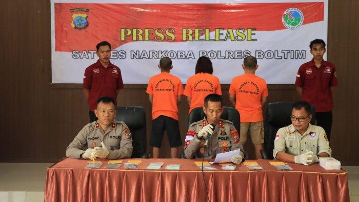 Kapolres Boltim AKBP Sugeng Setyo Budhi saat melalukan Press conference