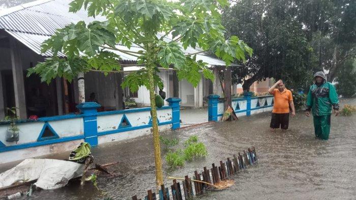 Kapolsek Rainis dan personel membantu warga saat Banjir di Desa Bantane Kecamatan Rainis Rabu (28/2/2024)