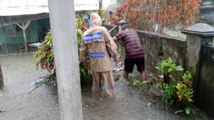 Kapolsek Rainis dan personel membantu warga saat Banjir di Desa Bantane Kecamatan Rainis Rabu (28/2/2024)
