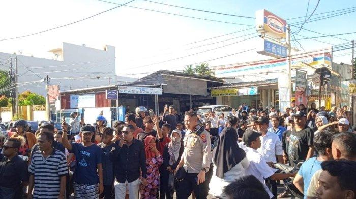 Kapolsek Singkil Ipda Nicky Winerungan saat berada di tengah masyarakat, mengamankan situasi di wilayah Singkil, Manado, Sulawesi Utara.