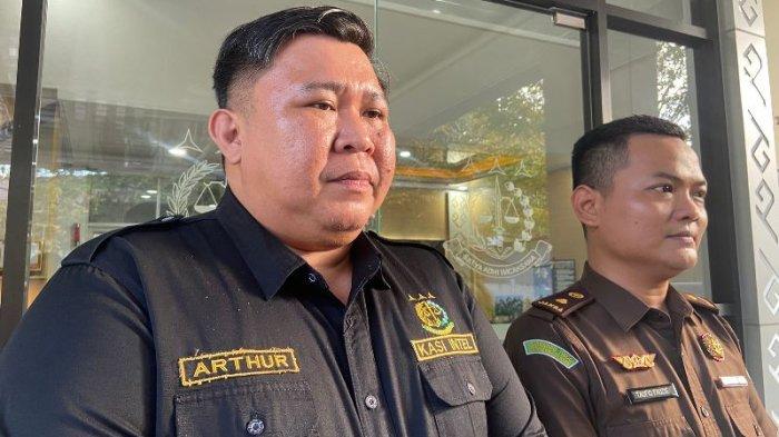 Kasie Intel Arthur Piri bersama Kepala Seksi Pidana Umum (Kasipidum) Kejari Manado Taufiq Fauzie