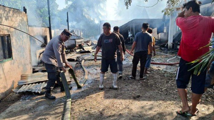 KEBAKARAN: Upaya pemadaman kebakaran di Kelurahan Tanjung Merah, Kecamatan Matuari, Kota Bitung, Sulawesi Utara, Rabu (28/5/2025) pagi. Penyebabnya diduga korsleting listrik