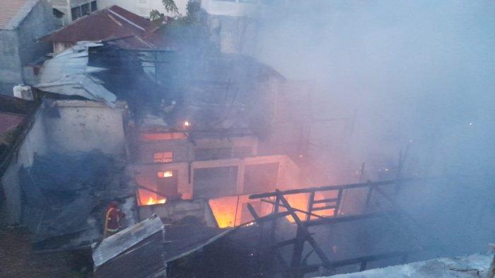 Kebakaran di Kelurahan Bahu Lingkungan 3, Manado, Sulawesi Utara, Minggu (5/1/2025) sore.