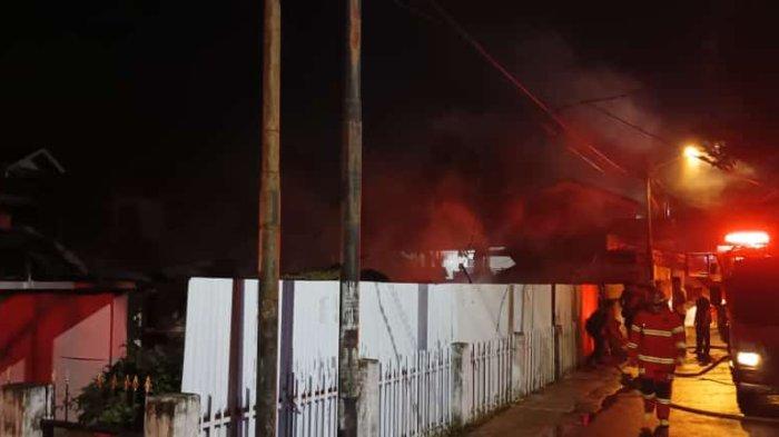 Kebakaran di Pakowa, Kecamatan Wanea, Manado, Kamis 4 April 2024 malam.