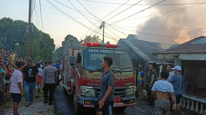 Peristiwa kebakaran yang terjadi di Kelurahan Sarongsong Satu Lingkungan II, Airmadidi Minahasa Utara, Sulawesi Utara, 26 September 2023.