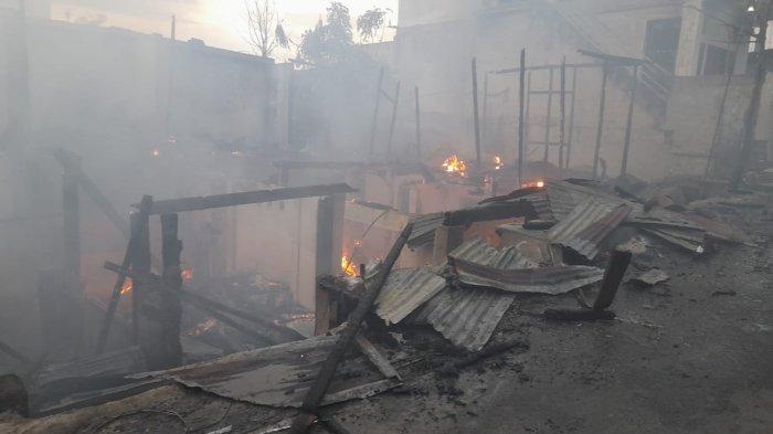 Kebakaran terjadi Kelurahan Bahu, Kota Manado, Sulawesi Utara, Minggu 5 Januari 2024 sore.