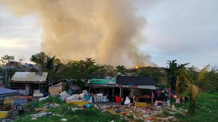 Kebakaran yang terjadi di TPA Sumompo, Kota Manado, Sulawesi Utara, Minggu 1 Oktober 2023.