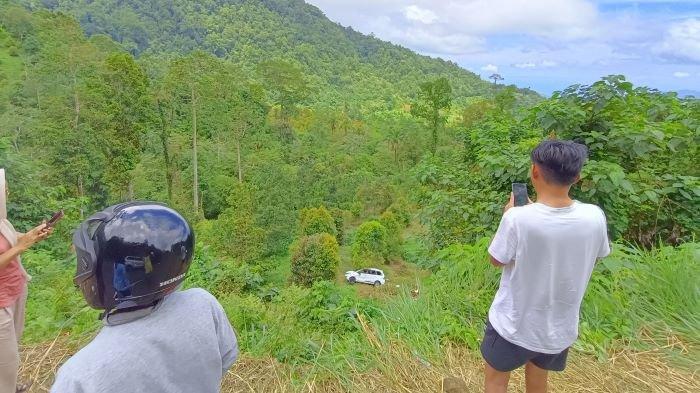 MOBIL - Mobil Avanza putih dengan nomor polisi DB 1384 EF yang mengalami lakalantas maut di jalur Atoga, Kecamatan Modayag, Kabupaten Boltim, Sulawesi Utara.