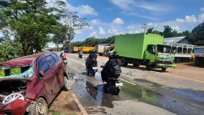 Kecelakaan maut di Jalan Trans Kalimantan melibatkan antara mobil minibus dengan truk box, Minggu 12 November 2023.