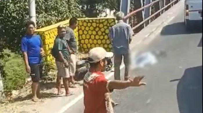 Kecelakaan menyebabkan pemotor perempuan meninggal dunia di atas jembatan Kali Pacal, Jalan Raya Bojonegoro-Babat, Selasa (18/7/2023).