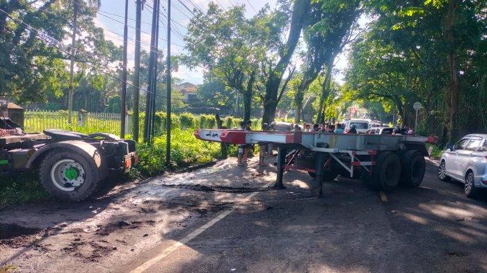 Kecelakaan yang melibatkan 2 kendaraan yakni konteiner dengan Sigra di Jalan Manado-Bitung tepatnya Desa Kolongan, Minut, Sulawesi Utara, Sabtu 25 Januari 2025.