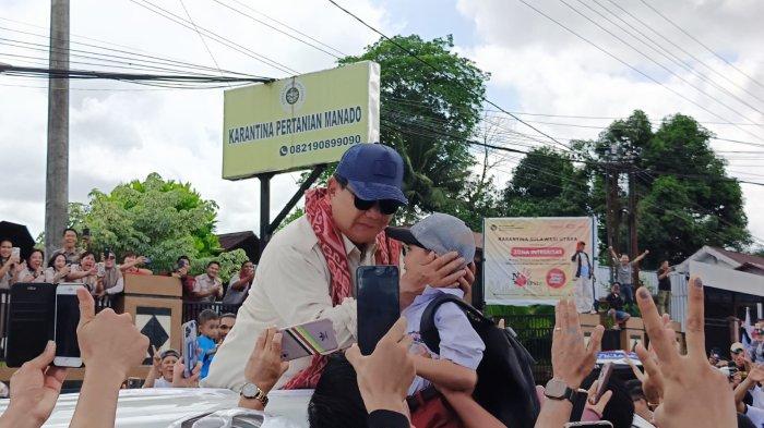 Kedatangan Capres Prabowo Subianto di Manado disambut warga.