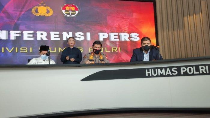 Kepala Bagian Bantuan Operasi Densus 88 Mabes Polri Kombes Pol Aswin Siregar (kanan)