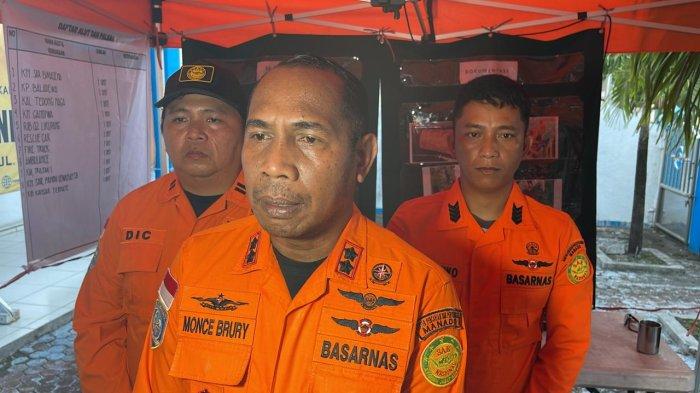 Kepala Bidang Keselamatan Berlayar Penjagaan dan Patroli, Capt Heru Hermawan saat beri keterangan kepada awak media terkait korban hilang di Kapal LCT Bora.