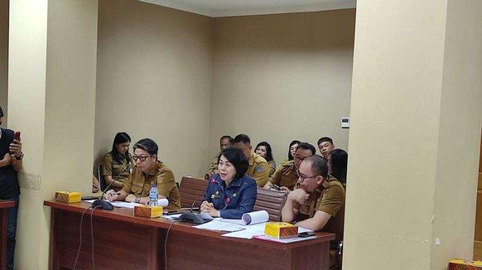 Kepala Dinas Pendidikan Sulut, Femmy Suluh berbicara dalam rapat dengar pendapat bersama Komisi IV DPRD Sulut, Senin (1/7/2024).