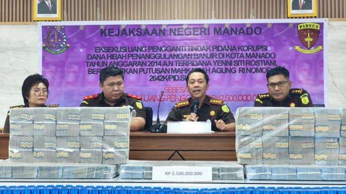 KEMBALIKAN - Kepala Kejari Manado Kepala Kejaksaan Negeri (Kajari) Manado Wagiyo, didampingi Kepala seksi Pidana Khusus (Kasipidsus) Kajari Manado Evans E Sinulingga dan Kepala Seksi Intelijen Arthur Piri saat konferensi pers, Rabu 25 Juni 2025, siang.