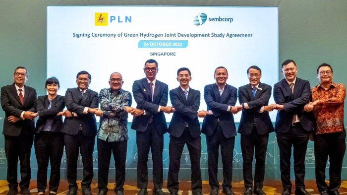 Kerja sama studi produksi hidrogren ini merupakan bentuk nyata komitmen PLN bersama dengan Sembcorp dalam mendukung transisi ke energi bersih untuk mencapai target net zero emissions. Keterangan foto: Direktur Utama PLN, Darmawan Prasodjo (kelima dari kiri), Group President & CEO Sembcorp, Wong Kim Yin (kelima dari kanan), Deputi Bidang Koordinator Bidang Infrastruktur dan Transportasi Kemenko Marves, Rachmat Kaimuddin (keempat dari kanan), Chief Executive Energy Market Authority Singapore, Ngiam Shih Chun (ketiga dari kanan), Duta Besar Indonesia untuk Singapura, Suryopratomo (keempat dari kiri), Direktur Perencanaan Korporat dan Pengembangan Bisnis PLN, Hartanto Wibowo (ketiga dari kiri), CEO for Singapore & Southeast Asia Sembcorp, Koh Chiap Khiong (kedua dari kanan), President Director PT Sembcorp Energy Indonesia, Jen Tan (kedua dari kiri), Head of Regional Import Project Sembcorp, Jeremy Toh (kanan), dan EVP Pengembangan Bisnis dan Investasi PLN, Sapto Aji (kiri).