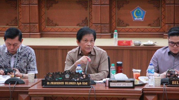 Ketua DPRD Sulawesi Utara, Fransiscus Silangen memimpin rapat pembahasan KUA-PPAS APBD 2025, Selasa (30/7/2024).