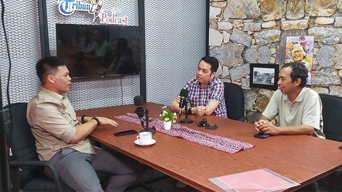 Ketua KPU Talaud Andri Lapian Jansen Sumolang berkunjung ke Kantor Tribun Manado di Jalan AA Maramis Kairagi, Mapanget, Manado Sulawesi Utara, Senin (29/4/2024). (Tribun Manado/Handhika Dawangi)