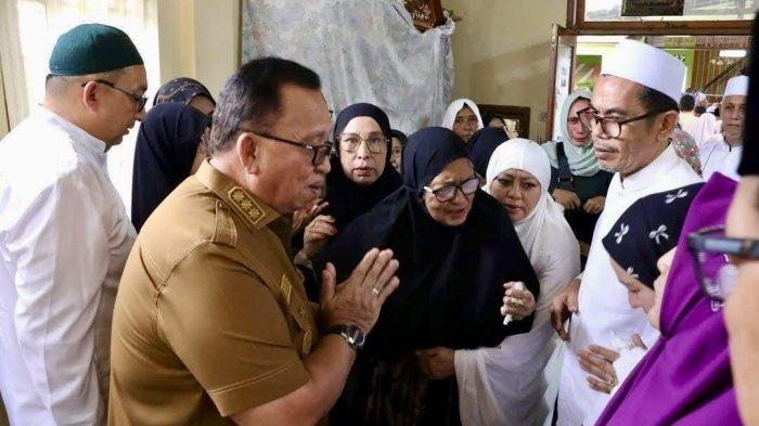 MELAYAT: Bupati Minahasa Robby Dondokambey menyampaikan belasungkawa secara langsung kepada keluarga almarhum Habib HJ Husein Bin Hud Asagaf di rumah duka Kampung Jawa Tondano, Kecamatan Tondano Utara, Minahasa, Sulut Selasa (6/5/2025).