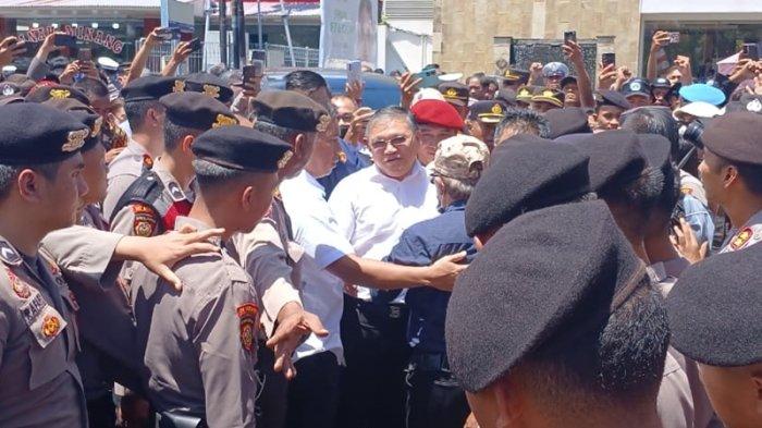 KASUS DANA HIBAH: Ketua Sinode GMIM Pendeta Hein Arina saat tiba di Polda Sulut untuk menjalani pemeriksaan penyidik Tindak Pidana Korupsi (Tipidkor) Polda Sulut, Kamis (17/4/2025).