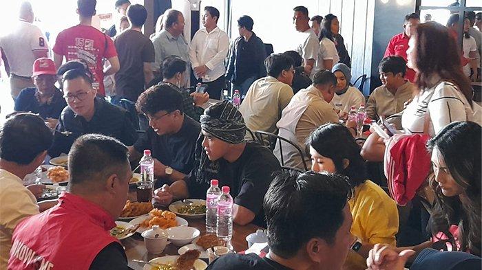 Ketua Umum Partai Solidaritas Indonesia (PSI) Kaesang Pangarep makan Tinutuan di Wakeke Manado Sulawesi Utara, Jumat (13/10/2023).