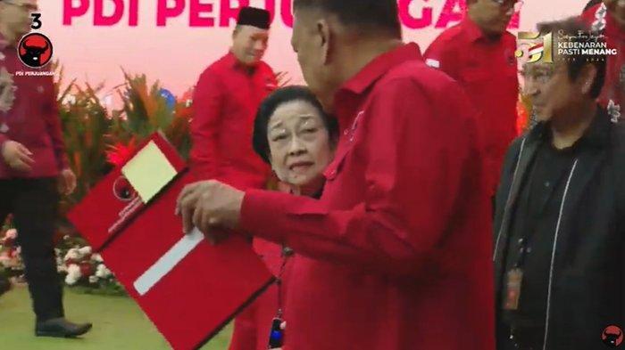 PDIP Usung Steven Kandouw dan Alfred Tuejeh sebagai Cagub-Cawagub di Pilgub Sulut 2024 pada Senin (26/8/2024). Potret Ketum PDIP Megawati Soekarnoputri berdiskusi dengan Gubernur Sulut Olly Dondokambey.